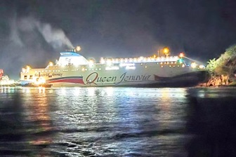 Người lái mải xem điện thoại, phà chở 246 hành khách bị mắc cạn ở đảo hoang