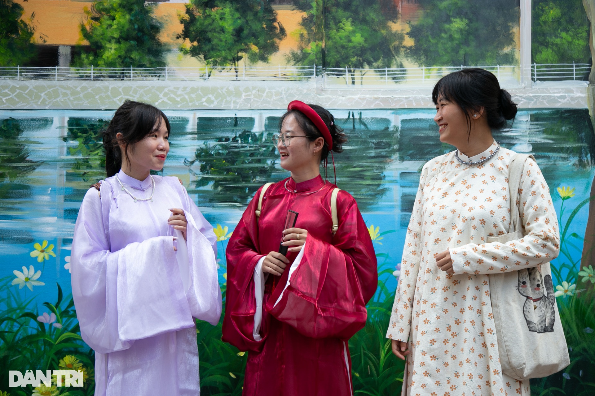 Hàng trăm bạn trẻ xúng xính Việt phục đi chơi hội - 2 Hàng trăm bạn trẻ xúng xính Việt phục đi chơi hội - 2