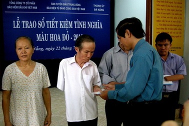 Trao tặng sổ tiết kiệm tình nghĩa cho 50 gia đình chính sách