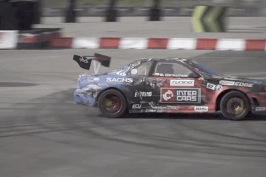 Kinh ngạc với kỹ năng drift siêu đẳng của vận động viên cụt cả hai tay