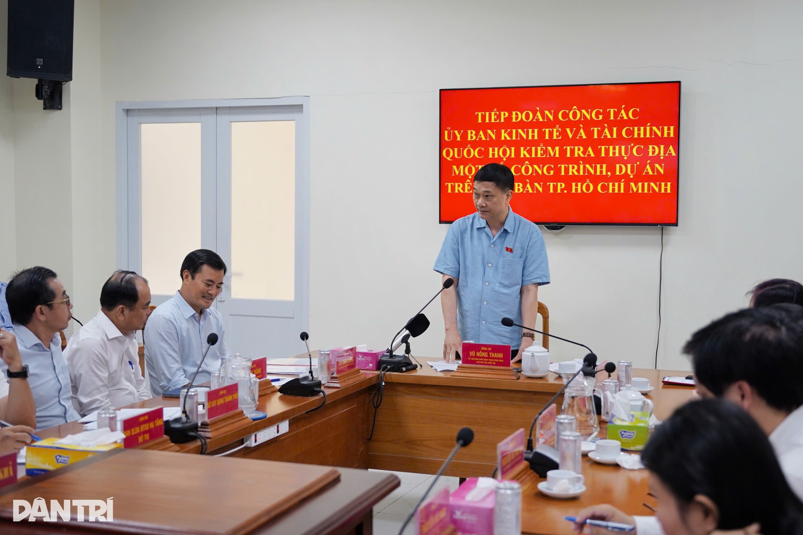 Phó chủ tịch Quốc hội dầm mưa kiểm tra dự án hạ tầng TPHCM - 9