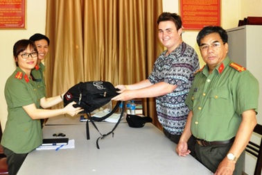 Một nông dân trả chiếc ba lô thất lạc cho du khách người Anh