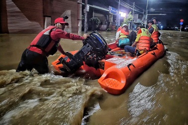 Trắng đêm ngược dòng nước lũ, cứu người dân ở khu vực Bình Thuận