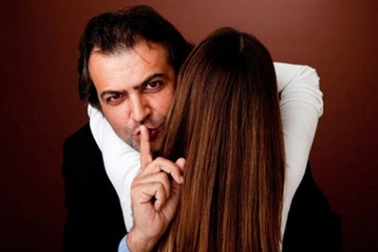 "Tại cô ta dụ dỗ anh"