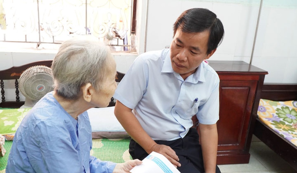 Phó Chủ tịch tỉnh thăm, tặng quà người già neo đơn có công với cách mạng - 2 Phó Chủ tịch tỉnh thăm, tặng quà người già neo đơn có công với cách mạng - 2