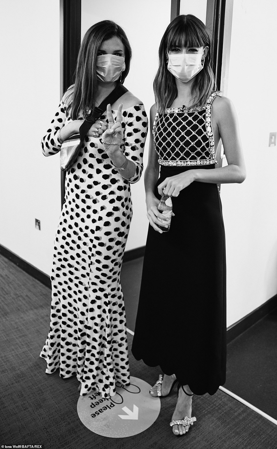 Sao đứng xa nhau, đeo khẩu trang khi dự lễ trao giải - 7