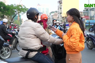 Biết nguy hiểm, phụ huynh vẫn vô tư đi vào đường cấm khi đang đèo con nhỏ