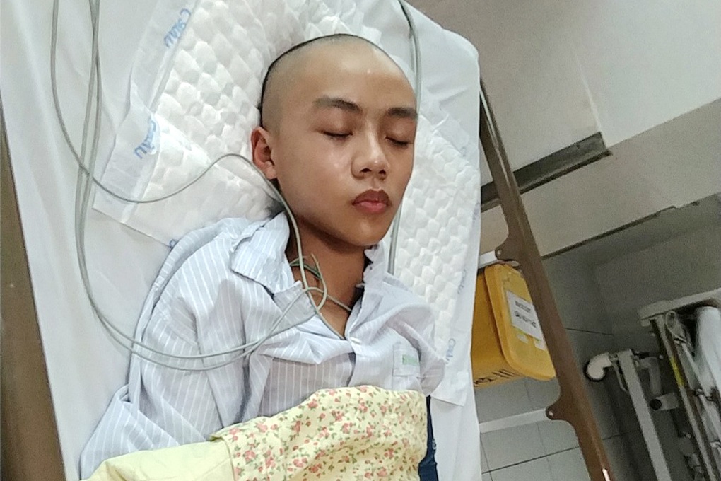 Người mẹ đi rửa bát, phụ việc để chạy chữa bệnh u não cho con - 2