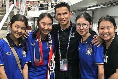 Kỷ niệm ngày cưới, Kiatisuk tung bộ ảnh gia đình hạnh phúc