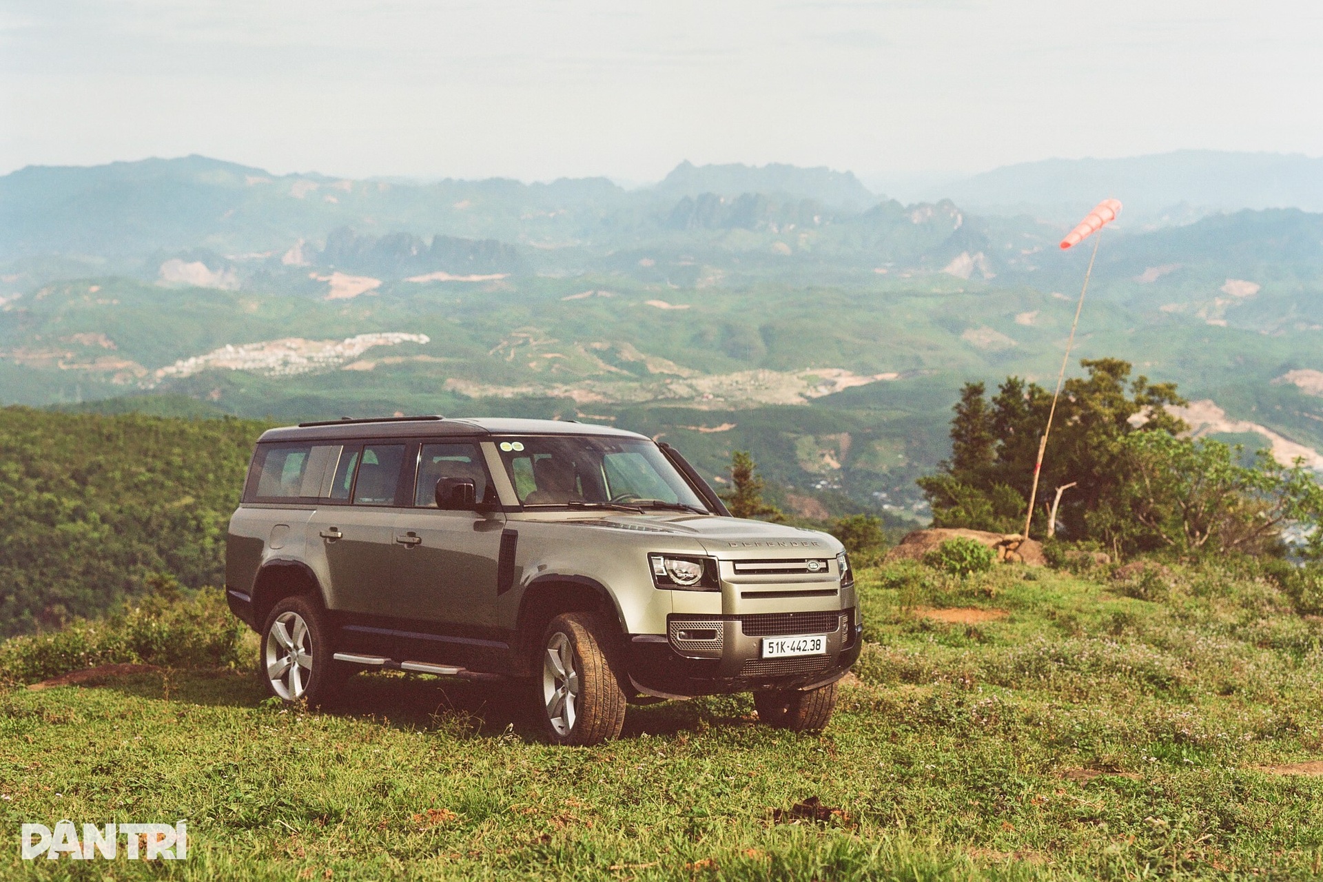 Trải nghiệm off-road với xe nhà giàu Land Rover Defender - 5 Trải nghiệm off-road với xe nhà giàu Land Rover Defender - 5