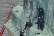 New York náo loạn vì người phụ nữ leo tượng Nữ thần Tự do