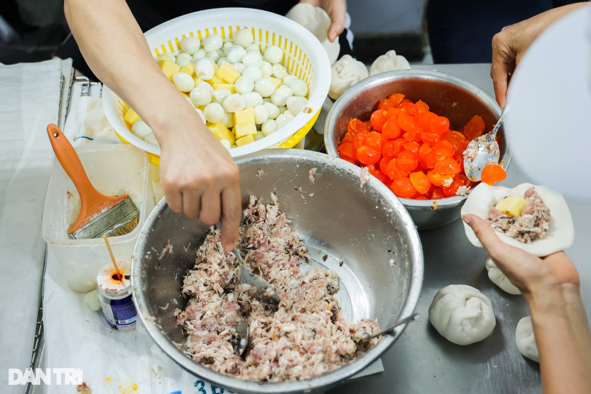 Hà Nội: Quán bánh bao bán 15.000 cái/ngày, khách xếp hàng dài chờ đến lượt - 5