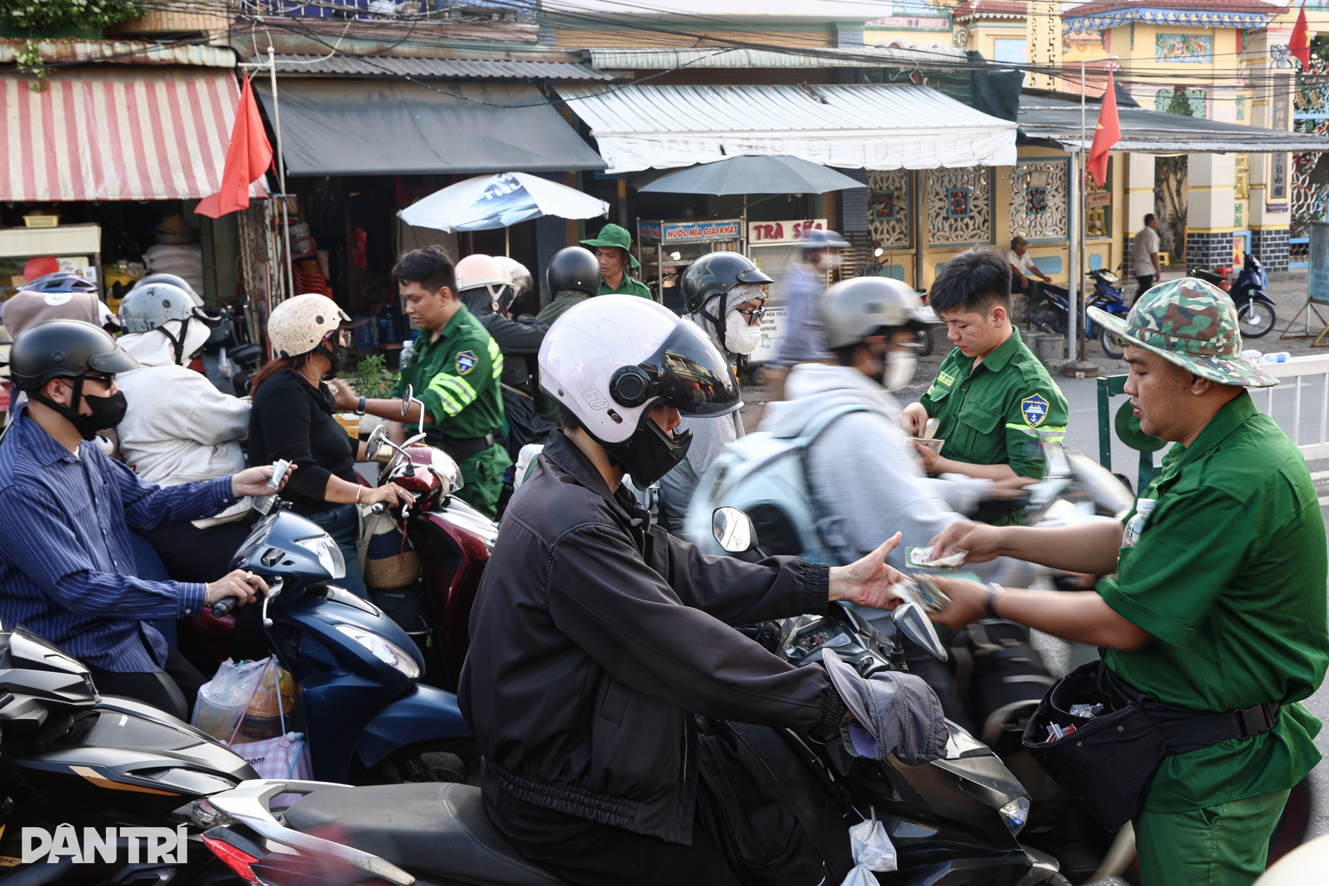 Hàng nghìn người tay xách nách mang trở lại TPHCM sau kỳ nghỉ lễ - 6