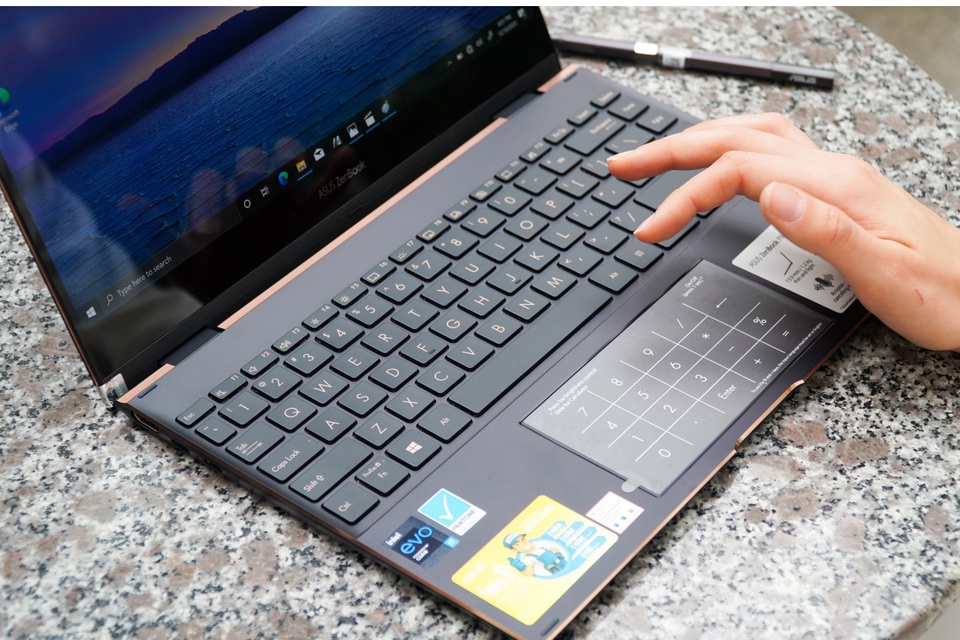 Cận cảnh Zenbook Flip S: màn hình cảm ứng, xoay gập 360 độ - 6 Cận cảnh Zenbook Flip S: màn hình cảm ứng, xoay gập 360 độ - 6