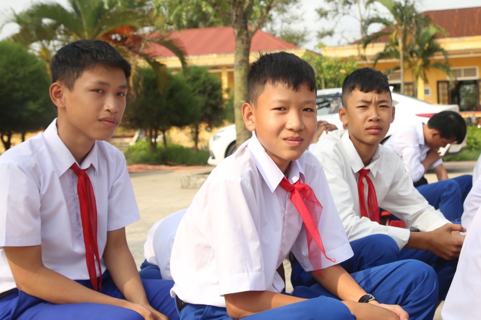 Ba nam sinh lớp 8 cứu bạn đuối nước: Đào hố cát, vùi bạn xuống để giữ ấm - 2 Ba nam sinh lớp 8 cứu bạn đuối nước: Đào hố cát, vùi bạn xuống để giữ ấm - 2