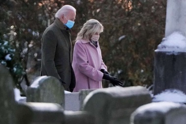 Ông Biden thăm mộ vợ đầu và con gái xấu số