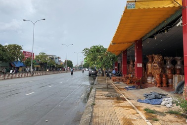 Vợ chồng chủ cửa hàng nội thất gỗ bị cướp đâm trọng thương