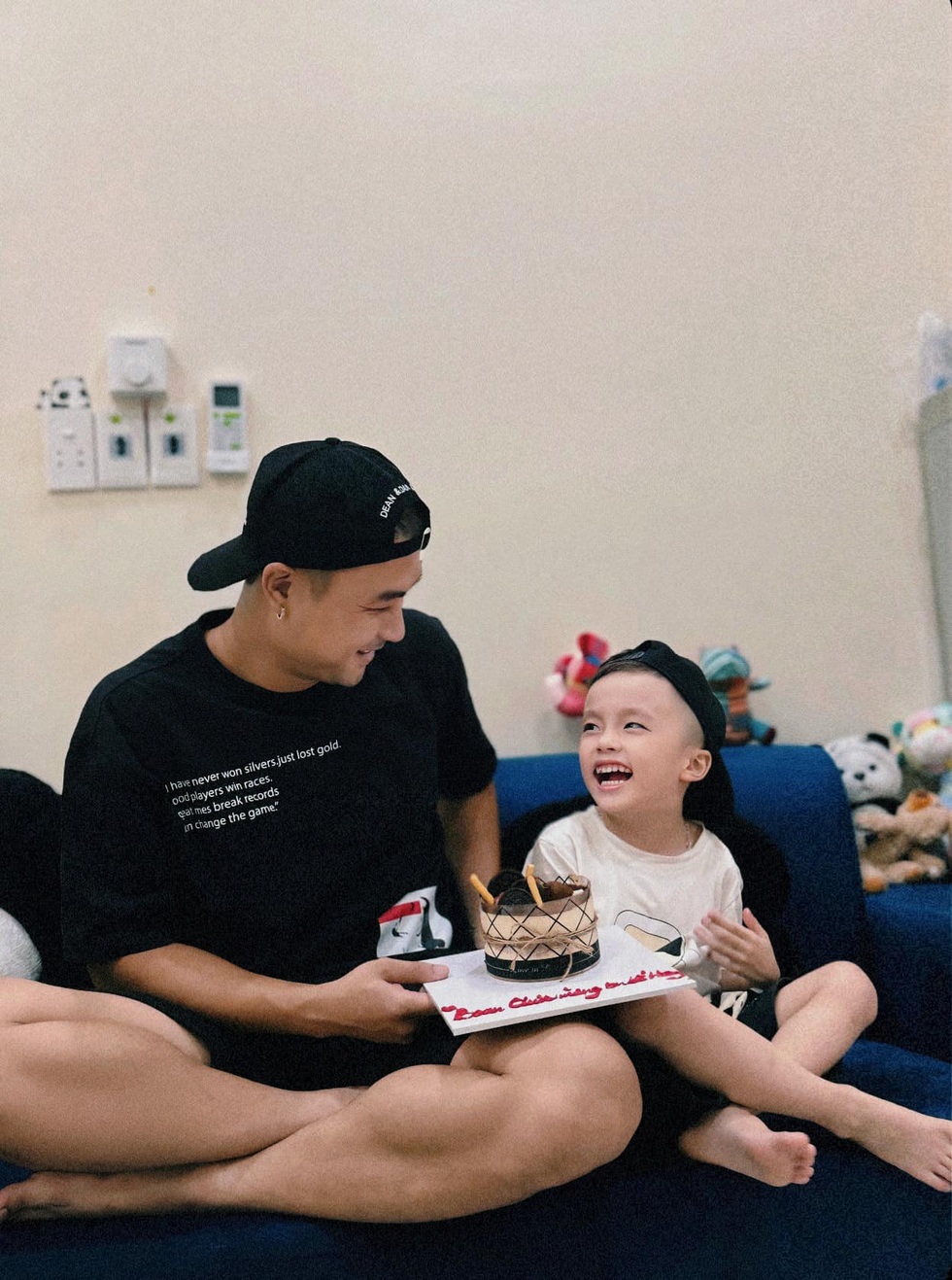 Duy Hưng tuổi 35: Giang hồ bặm trợn trên phim, ngoài đời thích làm việc nhà - 9 Duy Hưng tuổi 35: Giang hồ bặm trợn trên phim, ngoài đời thích làm việc nhà - 9