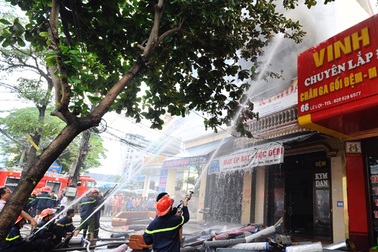 Lửa thiêu rụi 2 tầng nhà, cả phố giúp chủ nhà sơ tán tài sản