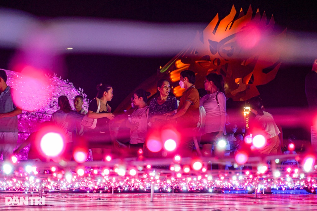 Biển người check-in không gian ánh sáng lần đầu xuất hiện ở Đà Nẵng - 6 Biển người check-in không gian ánh sáng lần đầu xuất hiện ở Đà Nẵng - 6