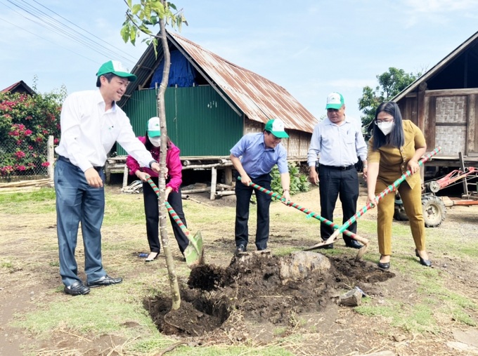 Trưởng ban Dân vận Tỉnh ủy, Chủ tịch Ủy ban MTTQ Việt Nam tỉnh Đắk Lắk bà H’Kim Hoa Byă trồng cây tại lễ phát động (ngoài cùng bên phải)