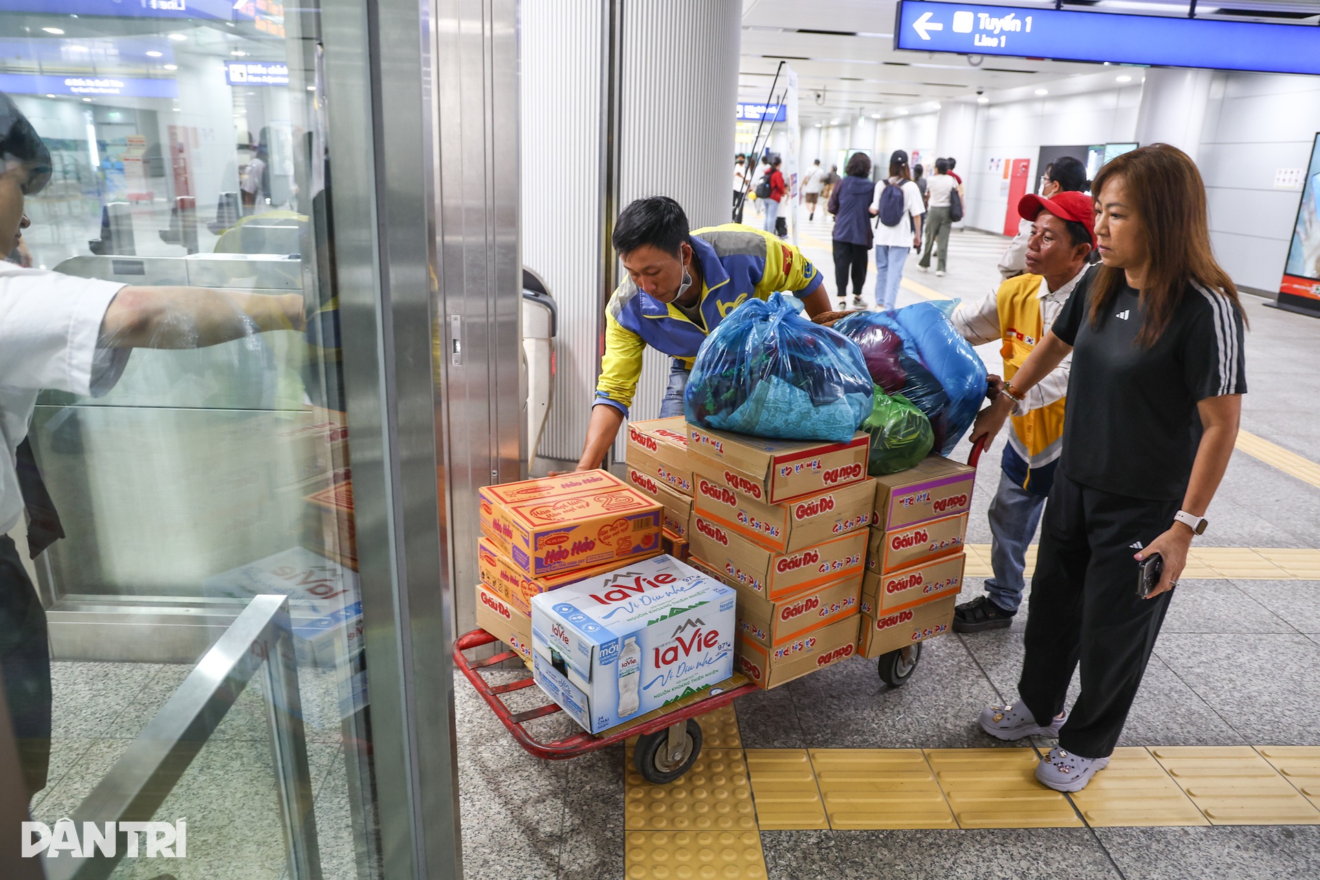 Nửa đêm ở ga Metro: TPHCM gom yêu thương gửi miền Trung ruột thịt - 2