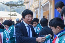 Trao tặng các em học sinh miền núi 449 chiếc áo ấm giữa ngày đông lạnh giá