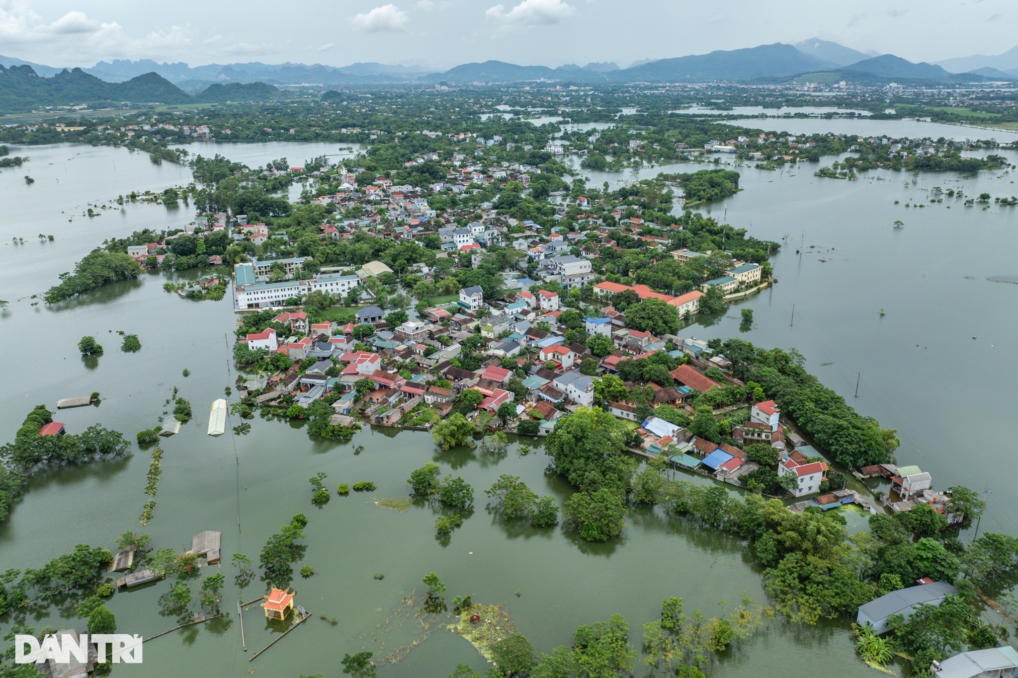 Hà Nội: Dân không dám tắm, gãi ngày đêm nơi 10 ngày ngập giữa biển nước - 1