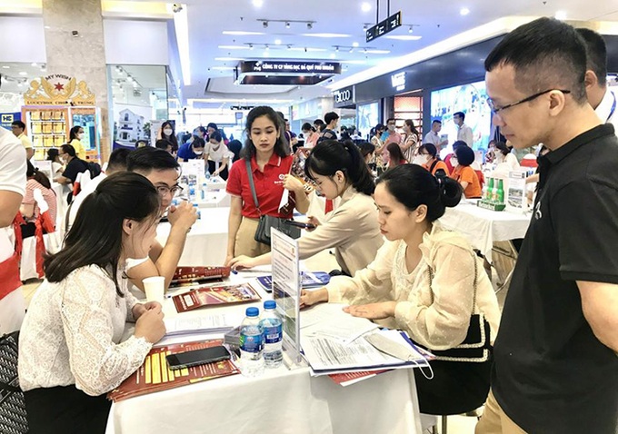 Nhiều lao động tìm kiếm thông tin việc làm tại phiên giao dịch việc làm lưu động quận Long Biên, Hà Nội