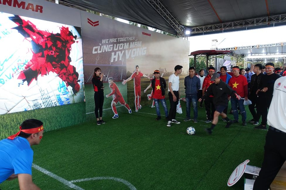 Yanmar mở gian hàng nhà tài trợ cổ vũ bóng đá trận đấu Việt Nam - Thái Lan - 3 Yanmar mở gian hàng nhà tài trợ cổ vũ bóng đá trận đấu Việt Nam - Thái Lan - 3