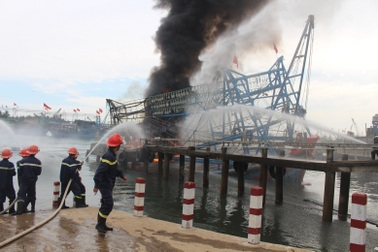 Tàu câu mực bất ngờ cháy rụi