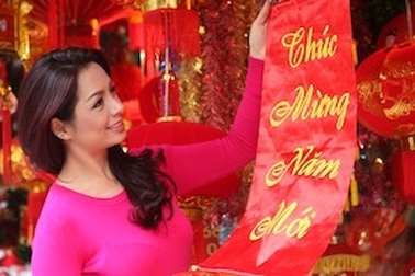 Theo chân Thúy Hằng đi mua sắm tết