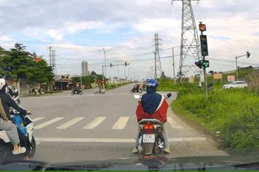 Thanh niên đi xe máy phóng như "thần gió", suýt bị một phụ nữ đốn ngã