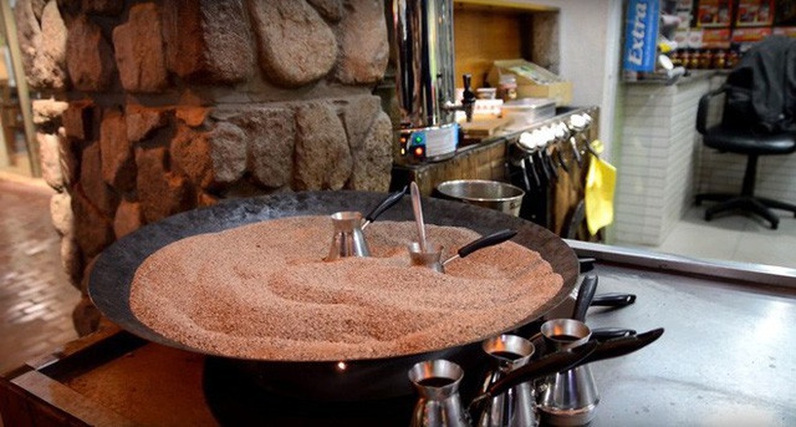 Bí ẩn về cốc cafe Thạch Sanh đổ mãi không hết, cứ vùi xuống cát lại đầy - 2 Bí ẩn về cốc cafe Thạch Sanh đổ mãi không hết, cứ vùi xuống cát lại đầy - 2