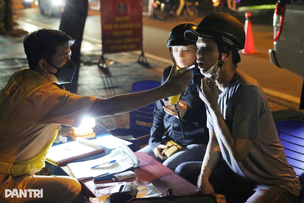 Thanh niên có nồng độ cồn, chở bạn gái thông chốt CSGT ở TPHCM - 2 Thanh niên có nồng độ cồn, chở bạn gái thông chốt CSGT ở TPHCM - 2