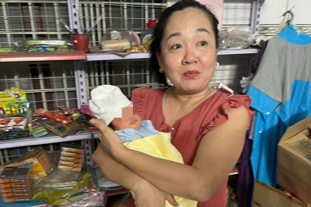 Bé gái còn nguyên cuống rốn bị bỏ rơi trước cổng nhà trọ - 1 Bé gái còn nguyên cuống rốn bị bỏ rơi trước cổng nhà trọ - 1