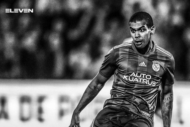 Cầu thủ qua đời sau khi... đổ gục xuống sân