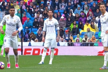 C.Ronaldo cáu tiết với đồng đội vì phá hỏng ý đồ… tẩy thẻ