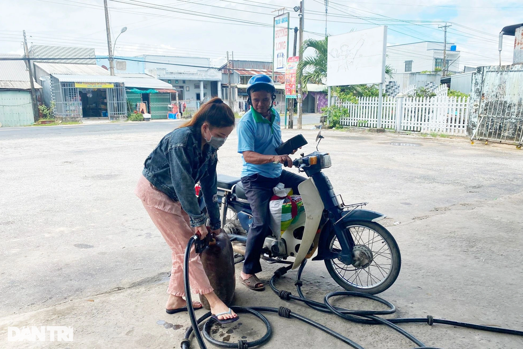 Hàng loạt trạm xăng dầu ở miền Tây ngừng bán, sinh hoạt người dân đảo lộn - 3 Hàng loạt trạm xăng dầu ở miền Tây ngừng bán, sinh hoạt người dân đảo lộn - 3