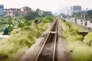 Nổi bật tuần qua: Rợn người tình huống liều lĩnh chạy xe băng qua mũi tàu