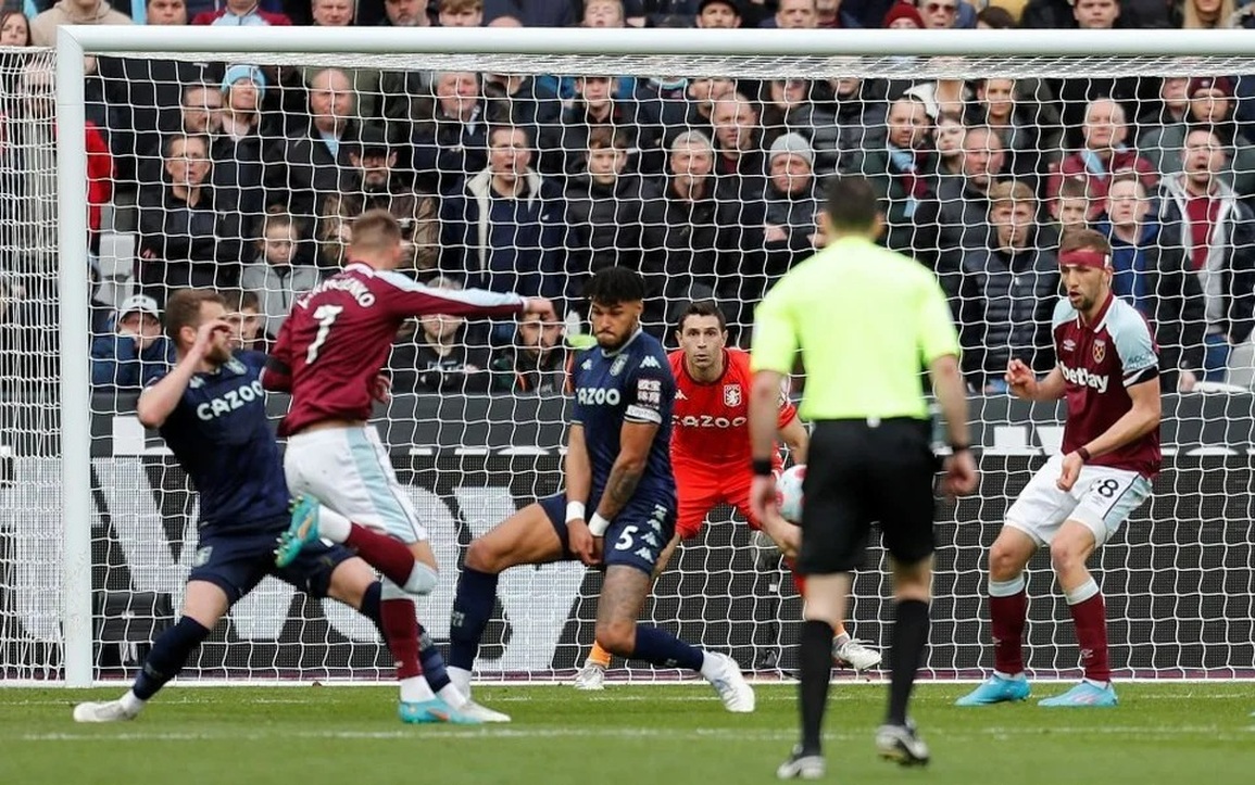 Tiền đạo Ukraine ôm mặt khóc khi ghi bàn tại Premier League - 1 Tiền đạo Ukraine ôm mặt khóc khi ghi bàn tại Premier League - 1