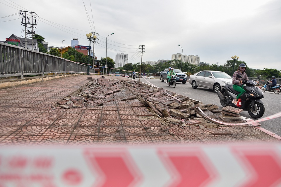 Hà Nội : Mặt cầu Tứ Hiệp sụt lún bất thường, người dân đi bộ cũng e dè - 12 Hà Nội : Mặt cầu Tứ Hiệp sụt lún bất thường, người dân đi bộ cũng e dè - 12