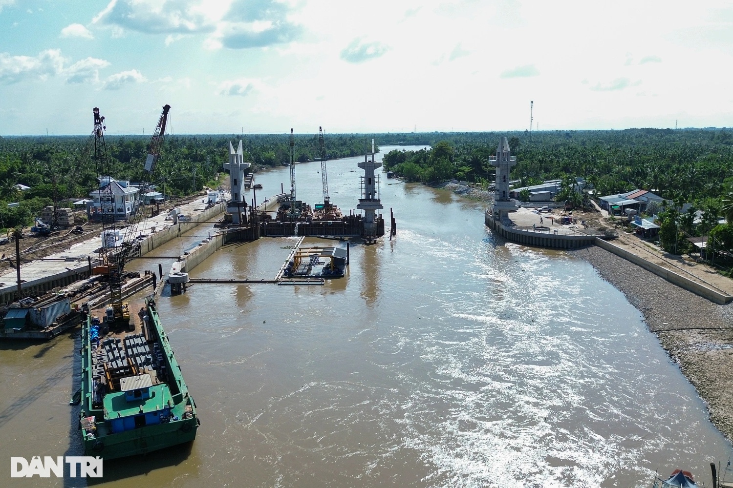 View - Đại công trường thi công "lá chắn thép" bảo vệ vùng ngọt ở ĐBSCL | Báo Dân trí