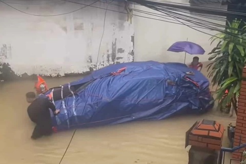 Nhiều chủ xe bày nhau dùng bạt để chống ngập ô tô, chi phí rẻ mà hiệu quả