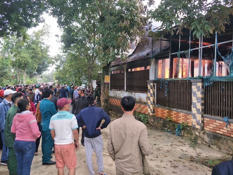 Hàng trăm người chữa cháy không cứu được ngôi nhà gỗ 3 gian - 1 Hàng trăm người chữa cháy không cứu được ngôi nhà gỗ 3 gian - 1