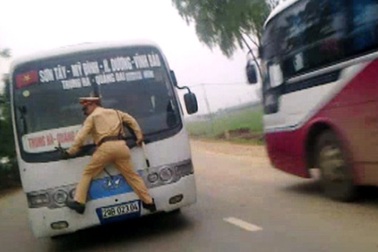 Hãi hùng chứng kiến CSGT đu cần gạt nước ô tô khách