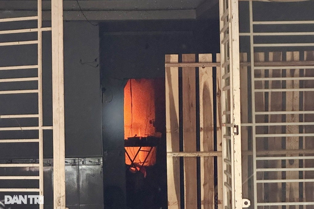Người đàn ông ở TPHCM cố thủ bên trong khi căn nhà đang cháy - 1 Người đàn ông ở TPHCM cố thủ bên trong khi căn nhà đang cháy - 1
