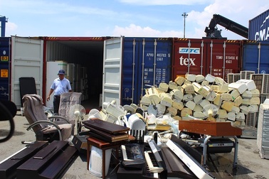 Bắt giữ gần 200 container chứa hàng cấm