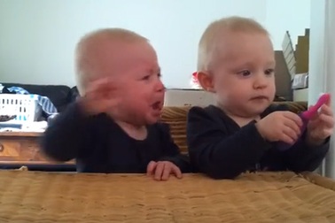 Thú vị hai bé sinh đôi tranh nhau một chiếc bàn chải