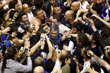 Biển người ở Milano chào đón các người hùng Inter trở về